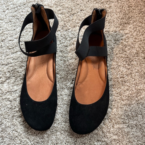 Woman’s flats - Picture 1 of 8